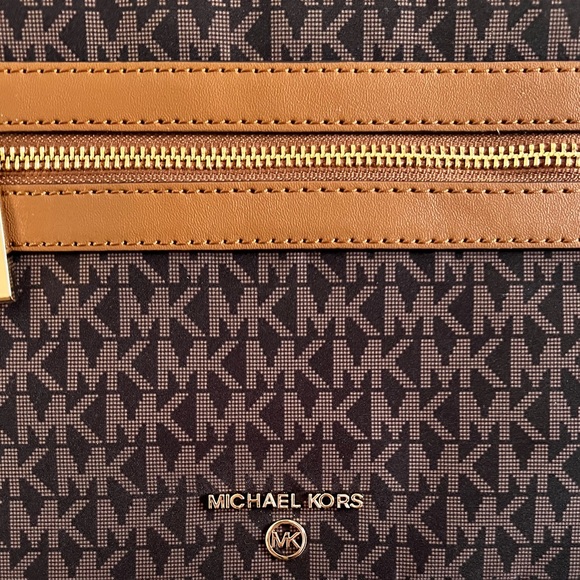 New Michael Kors Crossbody Purse - Picture 6 of 8